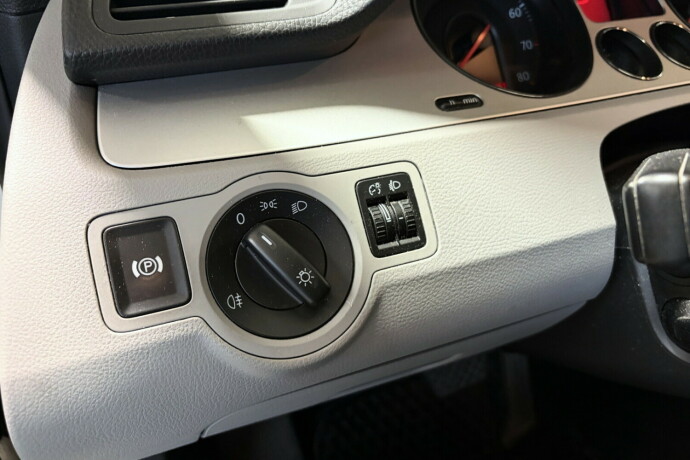 volkswagen-passat-bensin-2009-big-24