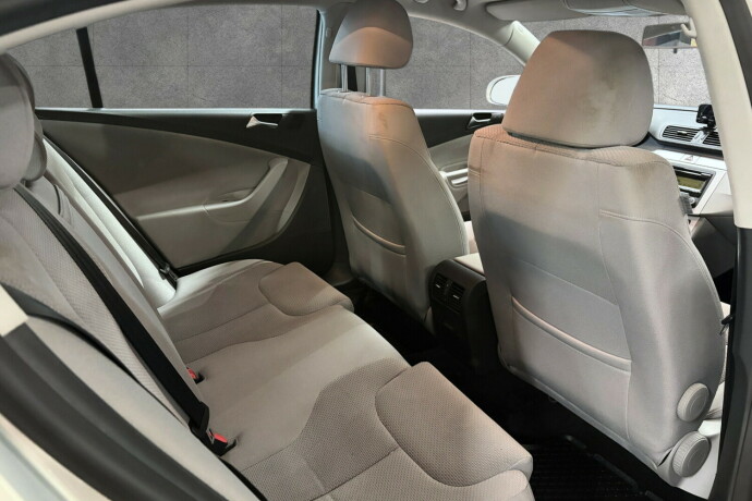volkswagen-passat-bensin-2009-big-14