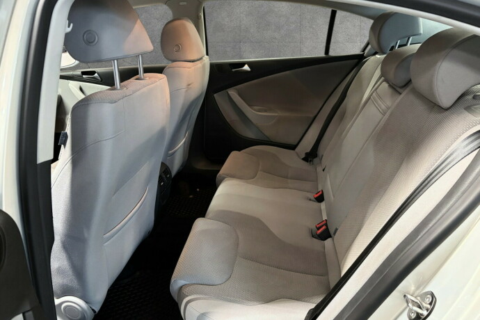 volkswagen-passat-bensin-2009-big-12