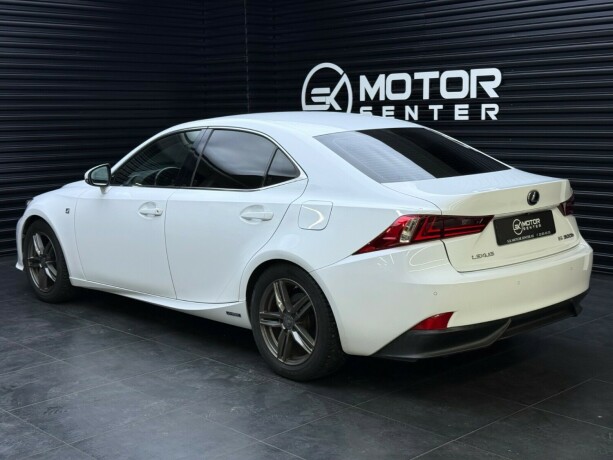 lexus-is300h-elektrisitetbensin-2013-big-1