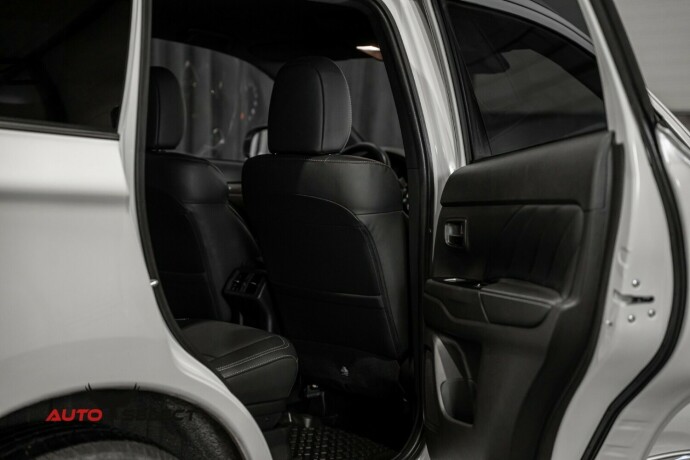 mitsubishi-outlander-elektrisitetbensin-2020-big-12