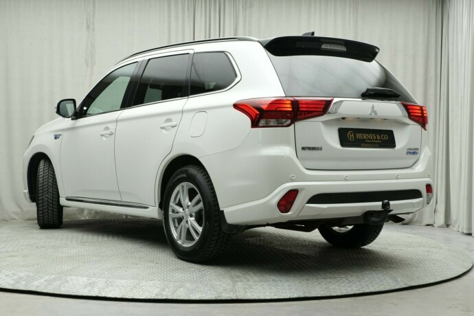 mitsubishi-outlander-elektrisitetbensin-2018-big-3