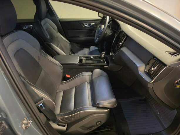 volvo-v60-plug-in-petrol-2022-big-16