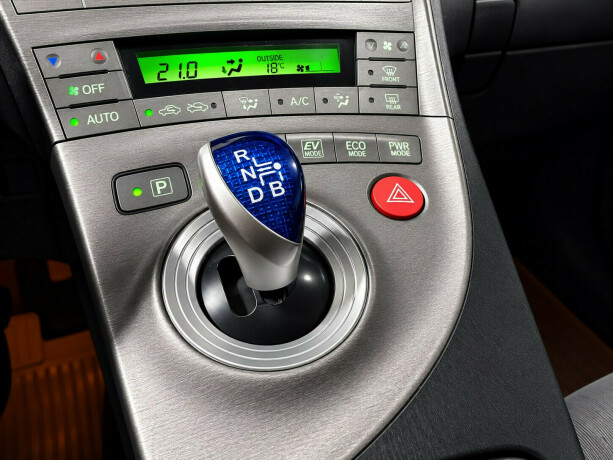 toyota-prius-bensin-2012-big-10