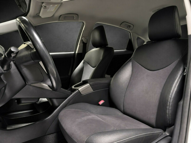 toyota-prius-bensin-2012-big-5