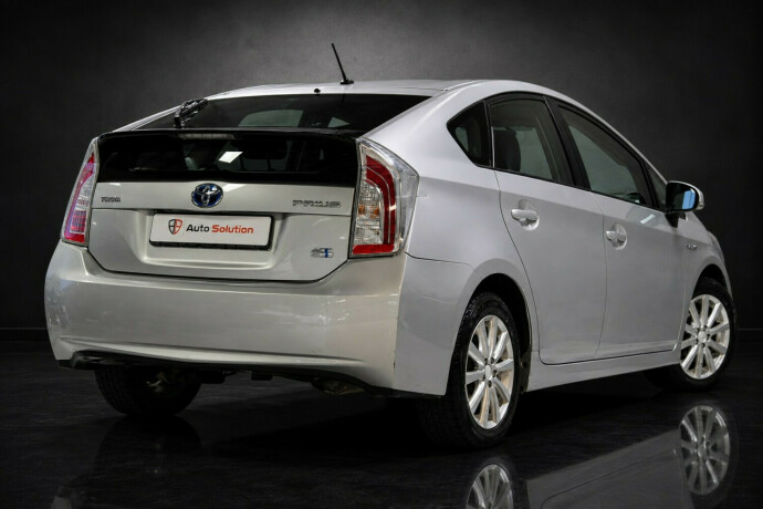 toyota-prius-bensin-2012-big-1
