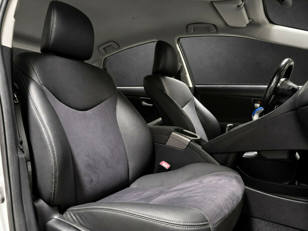 toyota-prius-bensin-2012-big-6