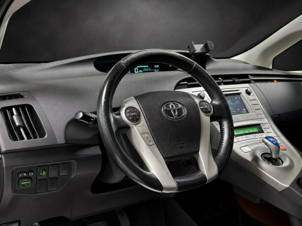 toyota-prius-bensin-2012-big-13