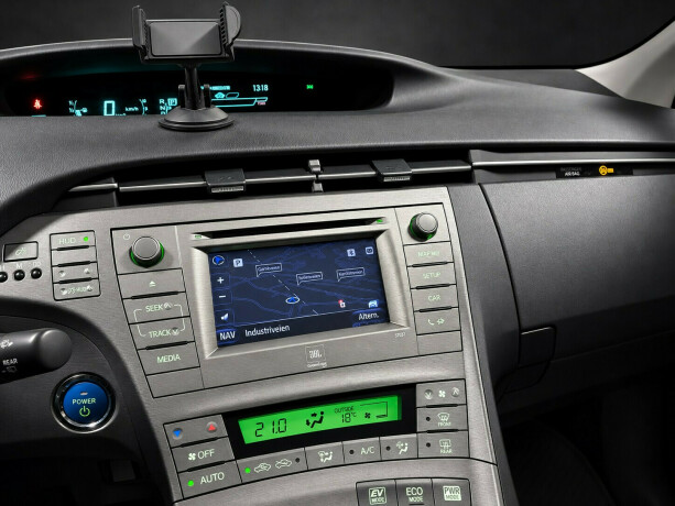toyota-prius-bensin-2012-big-8