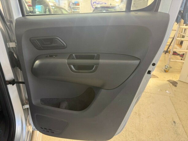 volkswagen-amarok-diesel-2011-big-18