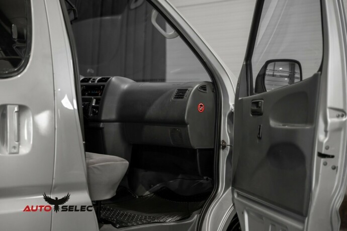 toyota-hiace-diesel-2008-big-15