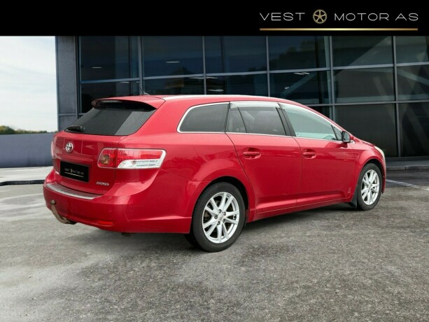 toyota-avensis-diesel-2011-big-8