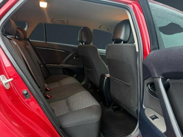 toyota-avensis-diesel-2011-big-16