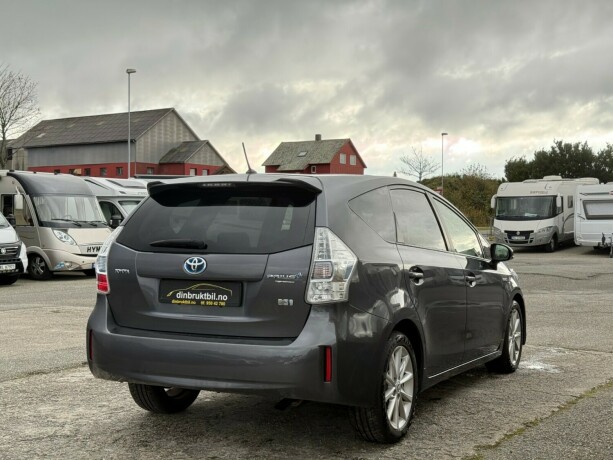 toyota-prius-seven-bensin-2014-big-5