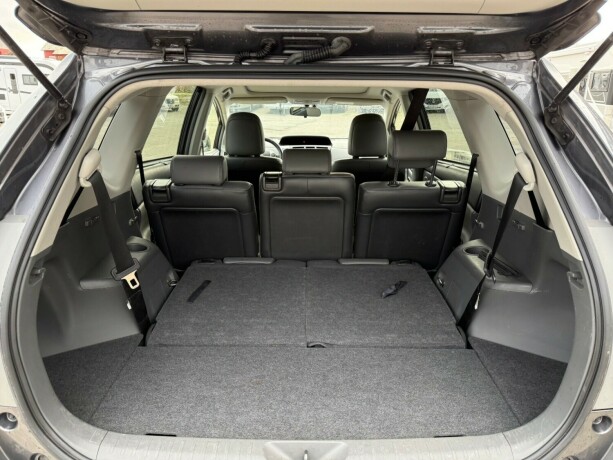 toyota-prius-seven-bensin-2014-big-29