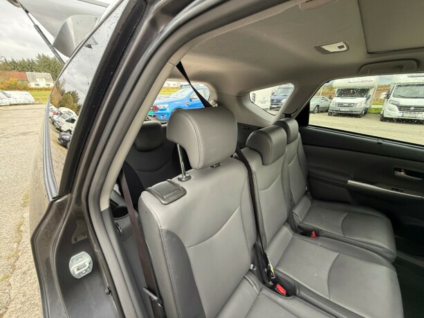 toyota-prius-seven-bensin-2014-big-31