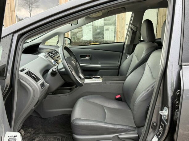 toyota-prius-seven-bensin-2014-big-10