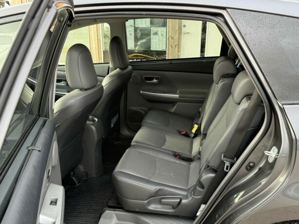 toyota-prius-seven-bensin-2014-big-27