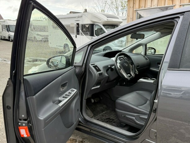 toyota-prius-seven-bensin-2014-big-9