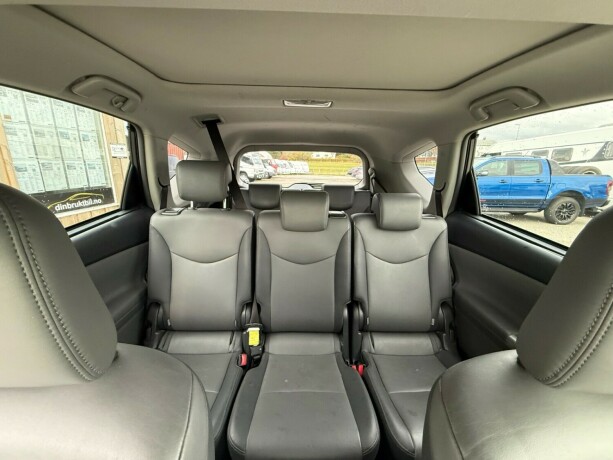 toyota-prius-seven-bensin-2014-big-33