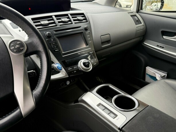 toyota-prius-seven-bensin-2014-big-16