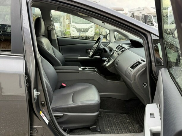 toyota-prius-seven-bensin-2014-big-19