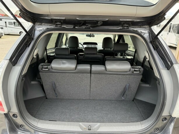 toyota-prius-seven-bensin-2014-big-30