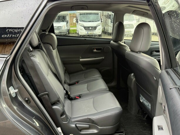 toyota-prius-seven-bensin-2014-big-22