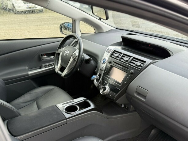 toyota-prius-seven-bensin-2014-big-20