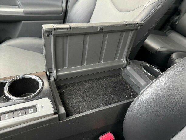 toyota-prius-seven-bensin-2014-big-17
