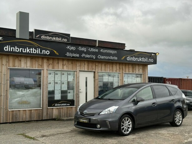toyota-prius-seven-bensin-2014-big-1