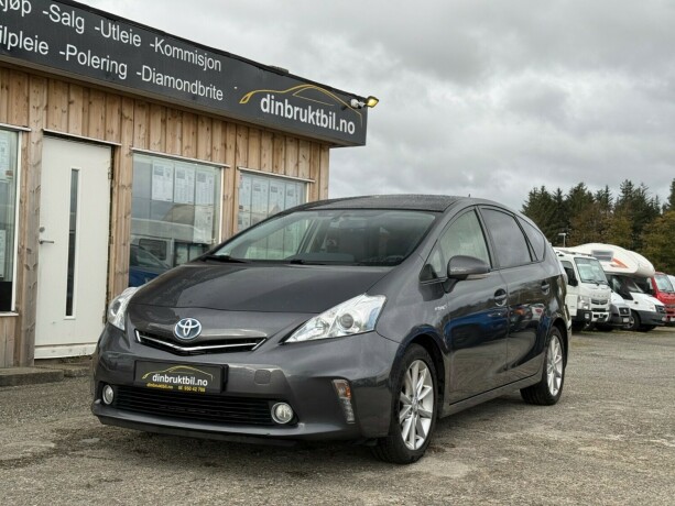 toyota-prius-seven-bensin-2014-big-8