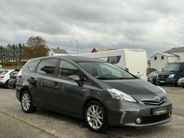 toyota-prius-seven-bensin-2014-big-6