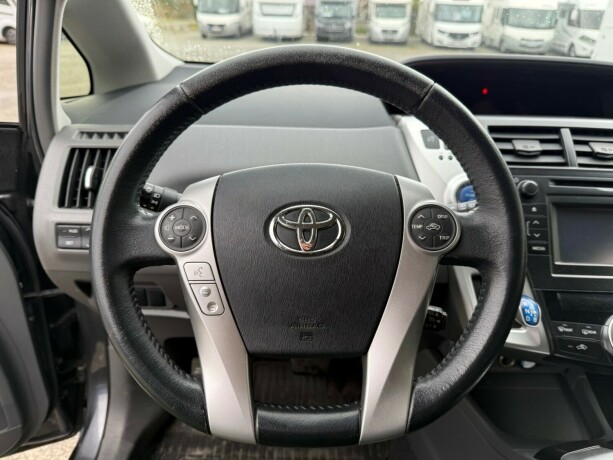 toyota-prius-seven-bensin-2014-big-18