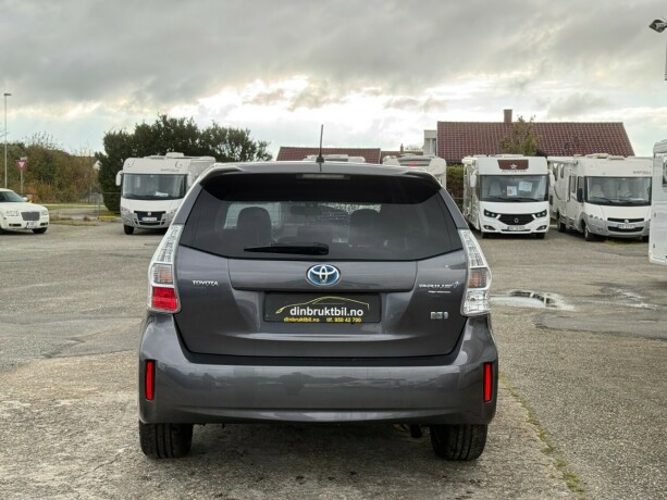 toyota-prius-seven-bensin-2014-big-4
