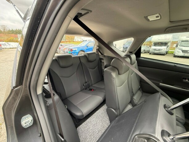 toyota-prius-seven-bensin-2014-big-32
