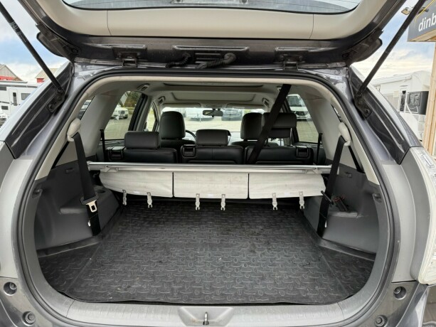 toyota-prius-seven-bensin-2014-big-35