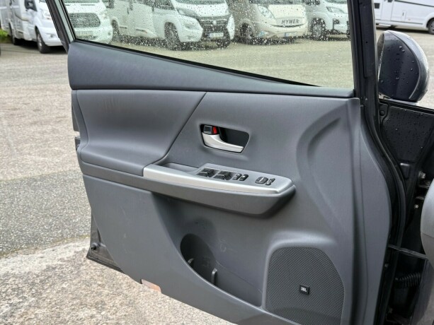 toyota-prius-seven-bensin-2014-big-12