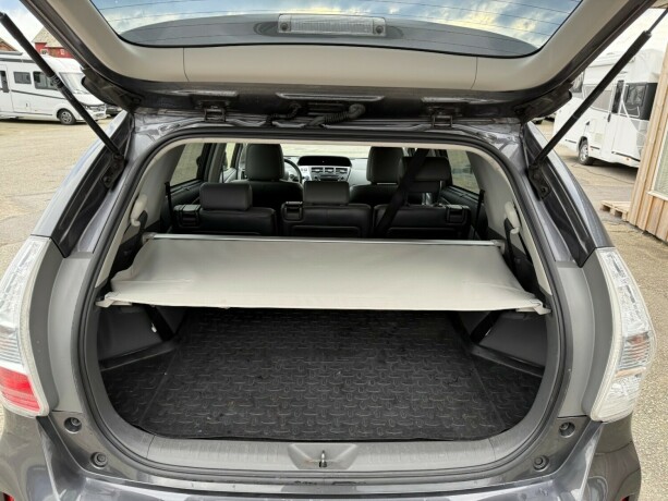 toyota-prius-seven-bensin-2014-big-36