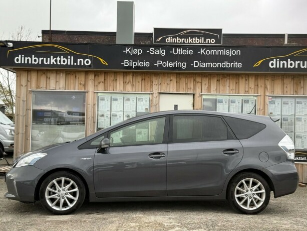 toyota-prius-seven-bensin-2014-big-2