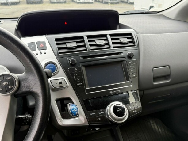 toyota-prius-seven-bensin-2014-big-13