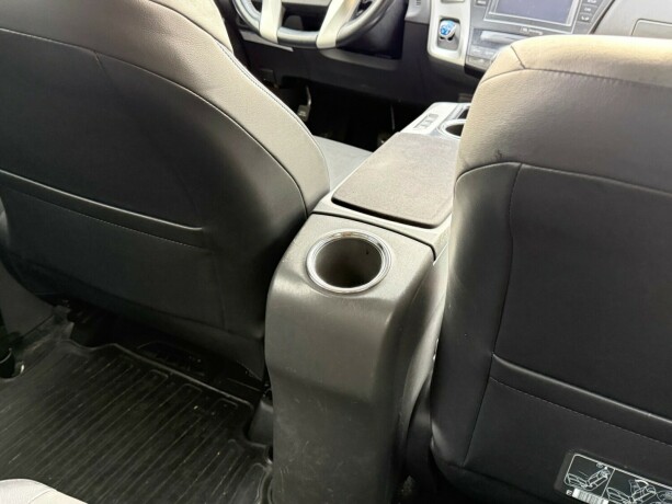 toyota-prius-seven-bensin-2014-big-25