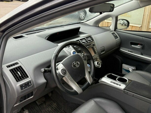 toyota-prius-seven-bensin-2014-big-11