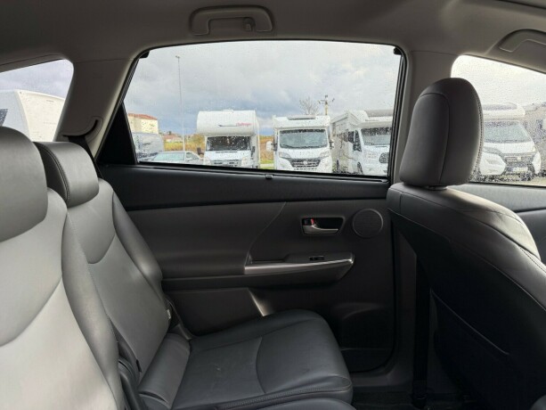 toyota-prius-seven-bensin-2014-big-26
