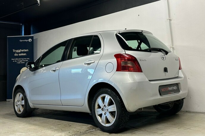 toyota-yaris-bensin-2007-big-4