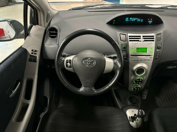 toyota-yaris-bensin-2007-big-11