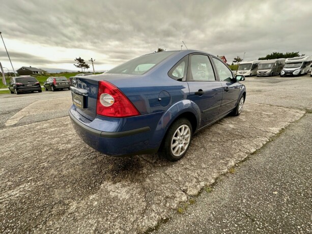 ford-focus-bensin-2005-big-5