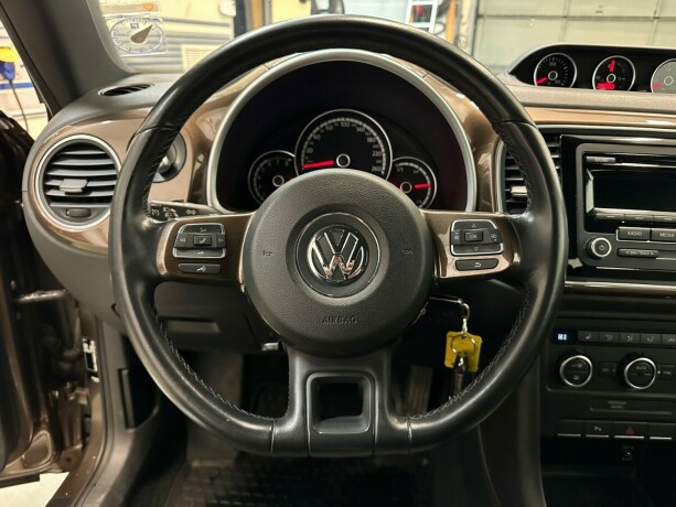 volkswagen-beetle-bensin-2013-big-10