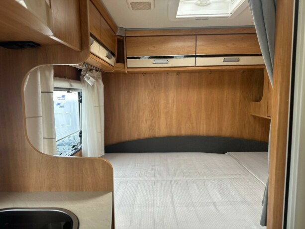 dethleffs-globebus-under-6-meter-senkeseng-fremme-tverrstilt-seng-bak-god-nyttelast-lettkjort-diesel-2013-big-35