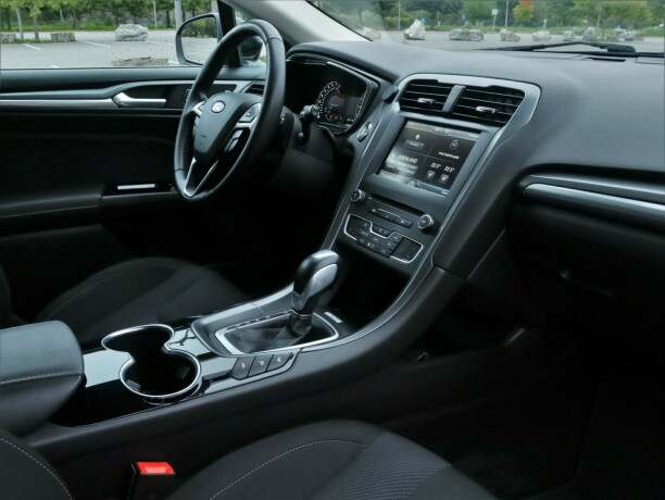 ford-mondeo-bensin-2015-big-17